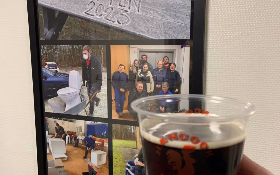 Lokalsamfundet samles til fejring af FDF Ansagers nye faciliteter med smil, fadøl og kage under åbent hus arrangementet