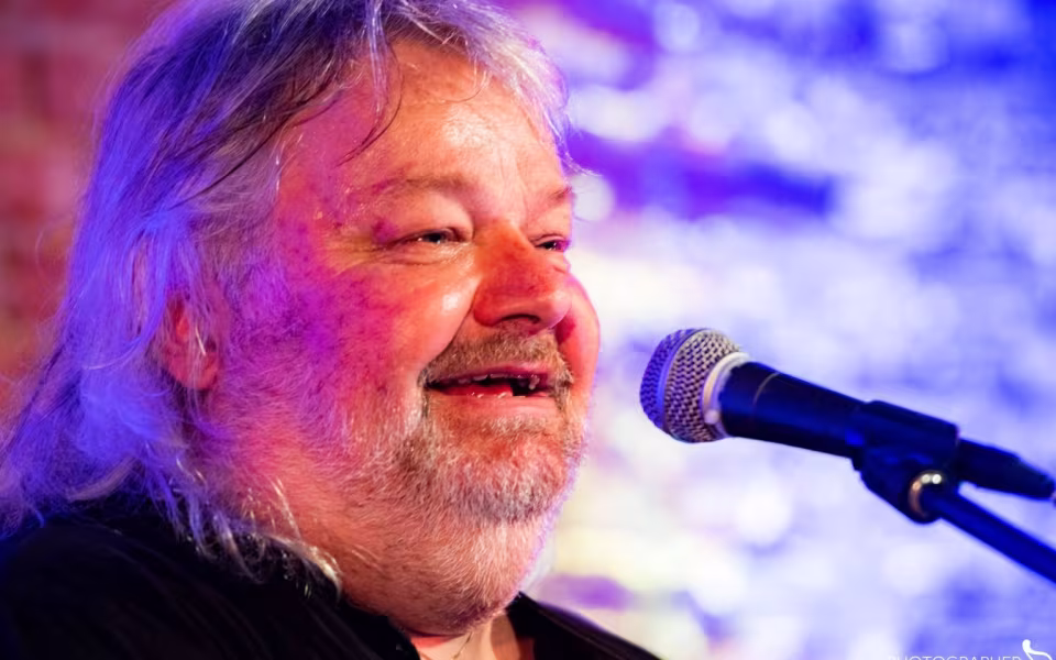Helge Stolberg Madsen, kendt som Bamse Madsen, synger velkendte Bamse-numre ved den musikalske middag på Hotel Ansager 6. oktober.