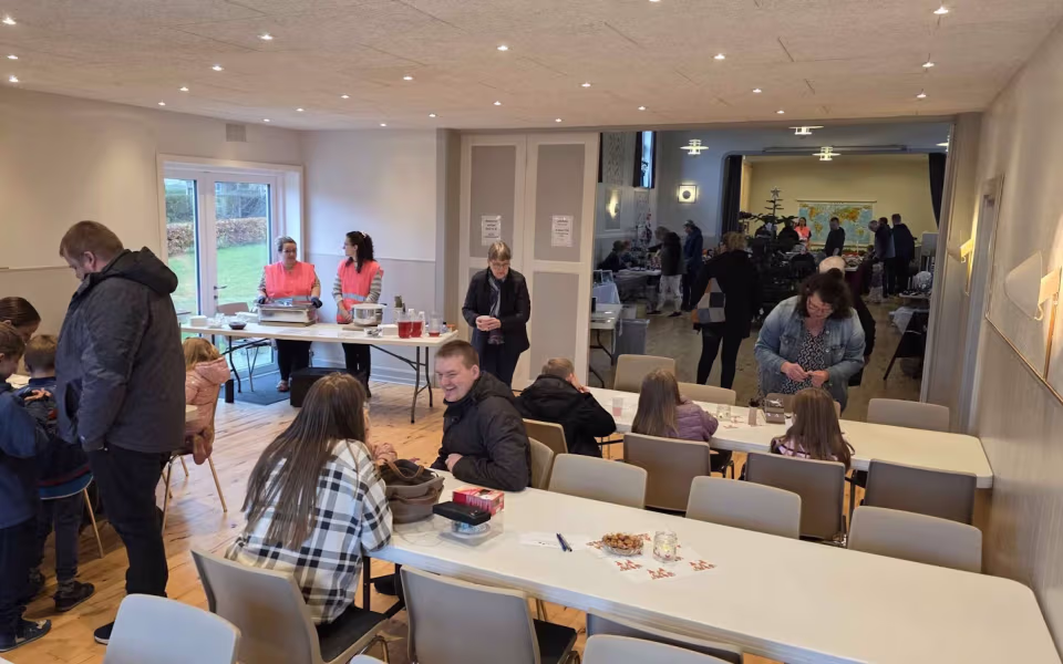 Julestue og loppemarked i Lindbjerg Forsamlingshus – en hjertevarm succes!