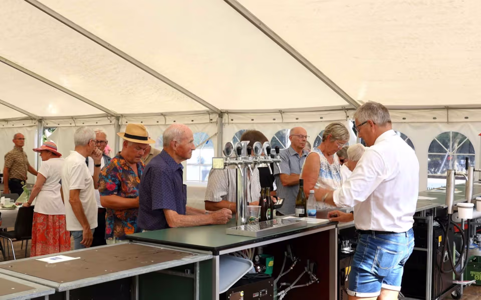Sommerstemning og glade mennesker til sommerfest på Tistrup Stadion - Se billeder og filmklip..