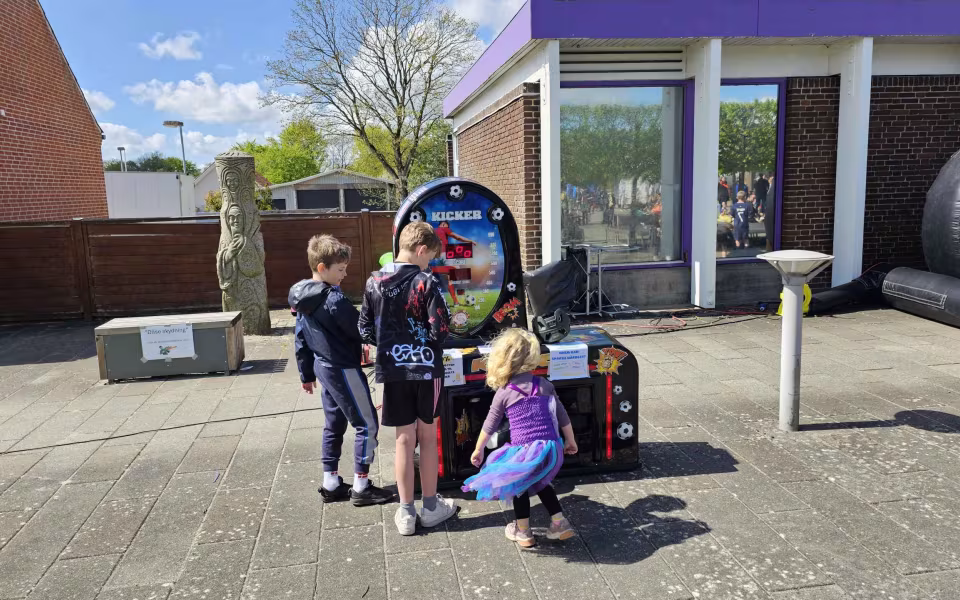 Tistrup Screaming Karneval. Billeder fra Børnehave, Plejehjem og Torvet.