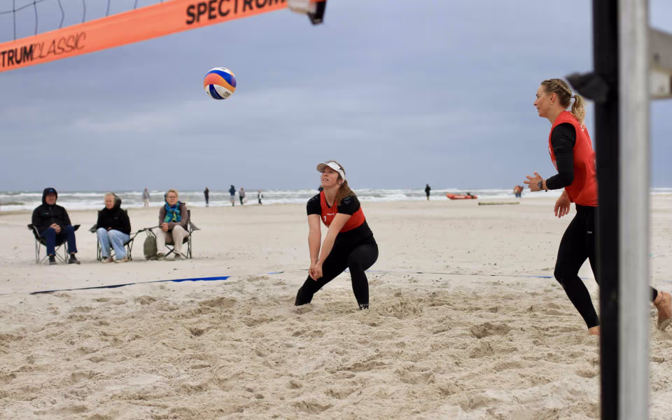 Vestenvinden udfordrer beachvolley-eliten