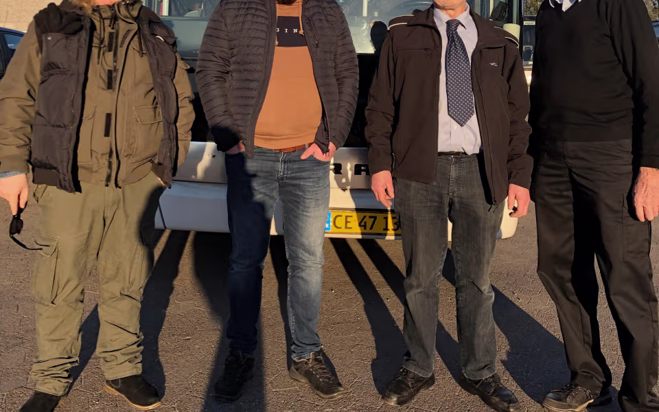 Ansager Turist sender en bus til den ukrainske grænse