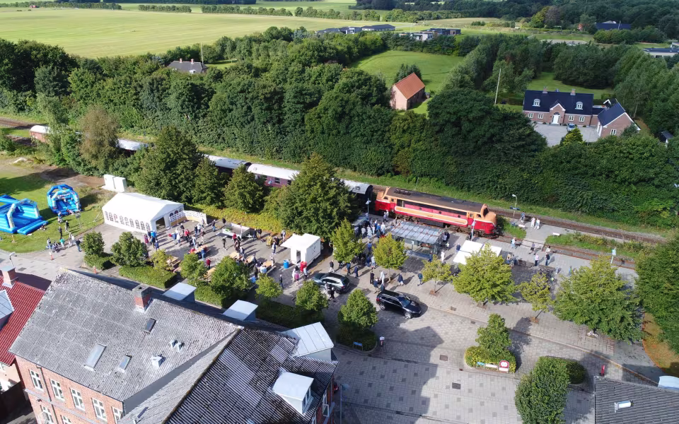 Tistrup Station forvandlet til et festligt samlingspunkt i anledning af den vestjyske længdebane 150-års jubilæum.