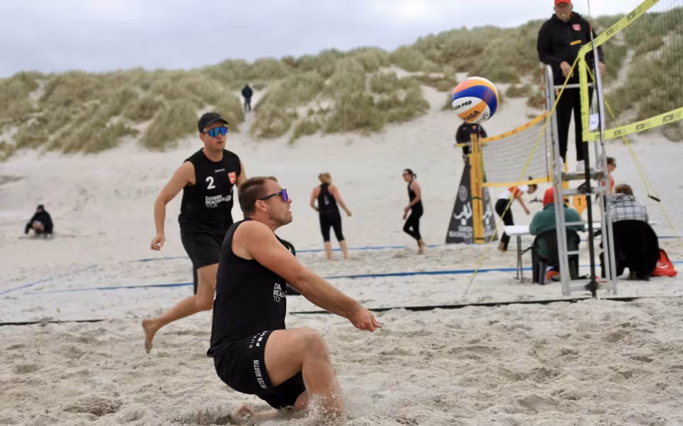 Vestenvinden udfordrer beachvolley-eliten