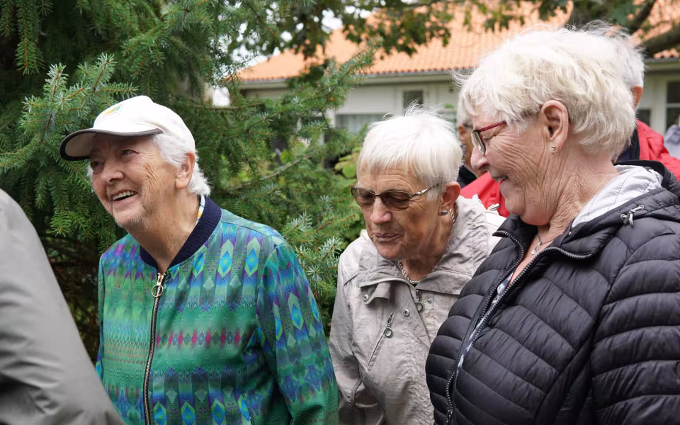 Deltagerne samlede indtryk fra de to sansehaver i henholdsvis Filskov og Hjerting. Ole Andreasen, som fortæller om turen, står længst til venstre på fotoet. Fotoet er taget lige før turen gik hjem igen.