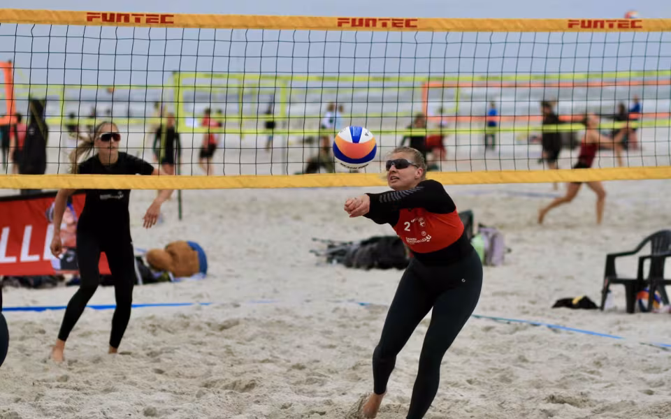 Vestenvinden udfordrer beachvolley-eliten
