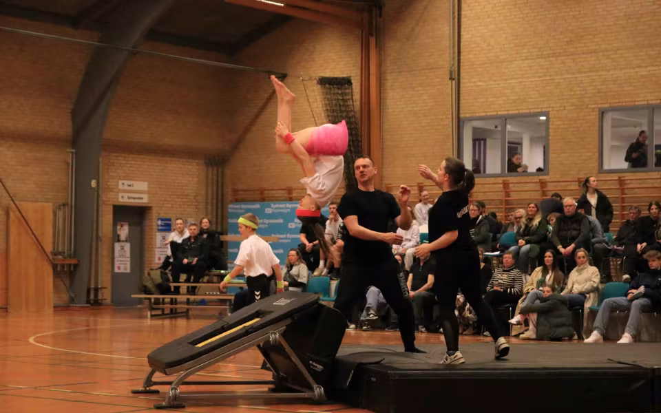 Farverig opvisning lyser Sportspark op