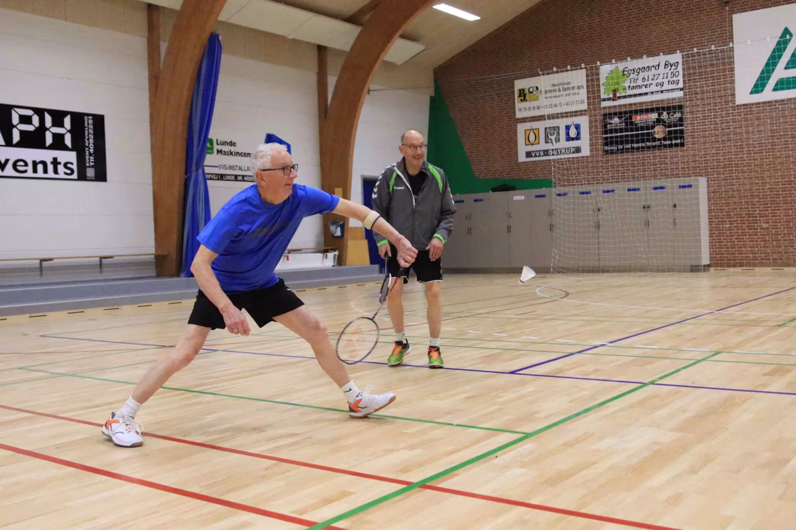 Spilleren i blåt på billedet hedder Villy, rygterne vil mene han har rundet de 80, ses ikke