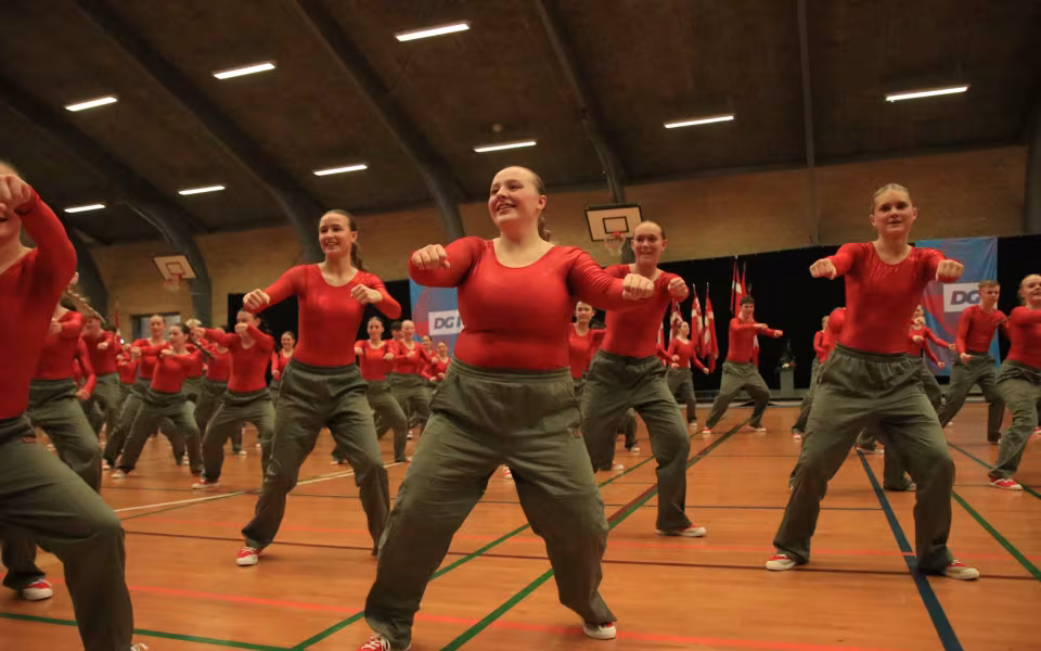 Farverig opvisning lyser Sportspark op