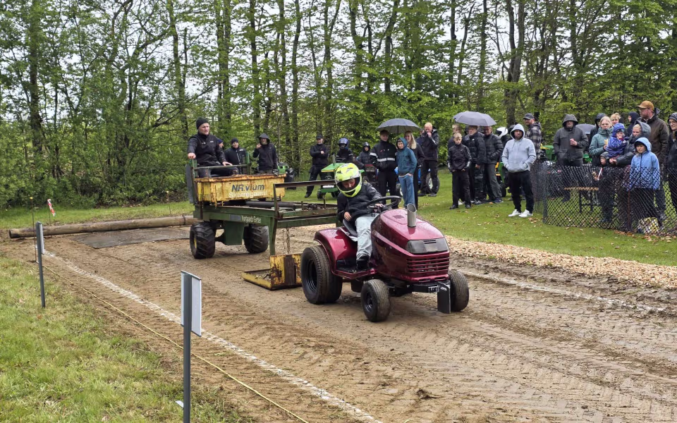 Havetraktortræk trak publikum til Krusbjerg Stadion – Se de mange billeder