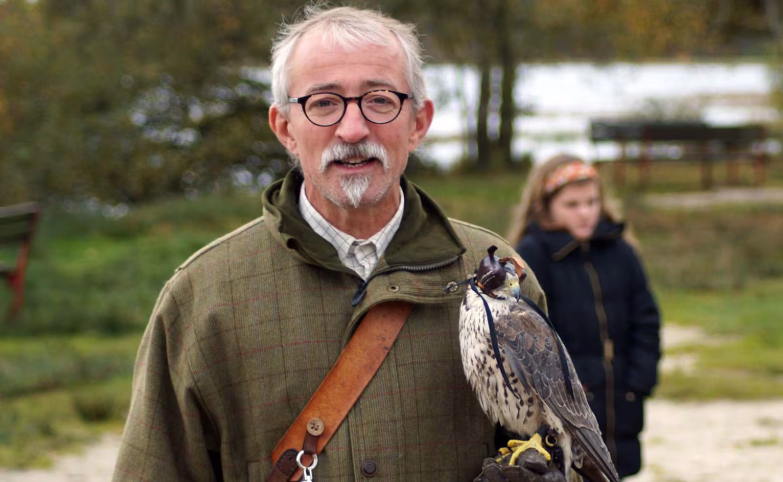 Falkoner Frank Skaarup Hansen fra Suldrup i Himmerland giver lørdag opvisning med sin falk ved Kvie Sø