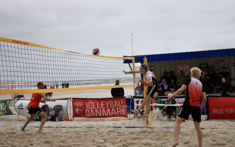 Vestenvinden udfordrer beachvolley-eliten