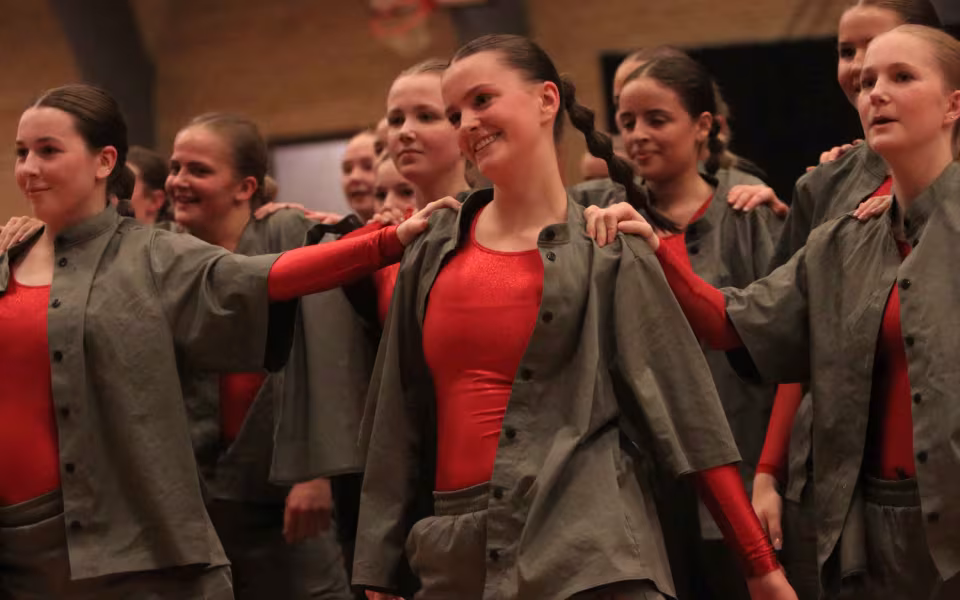 Farverig opvisning lyser Sportspark op