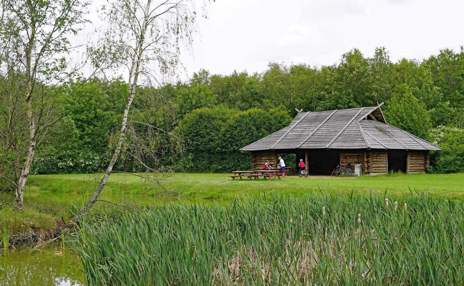 Skovlund bypark er klar til at byde dig velkommen til salmesangsgudstjeneste den 14. juli kl 10:30. Kom og oplev fællesskab, smuk natur og inspirerende ord og toner i vores elskede bypark. Efter gudstjenesten serverer vi rundstykker ved søen. Vi glæder os til at se dig!
