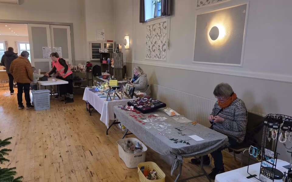 Julestue og loppemarked i Lindbjerg Forsamlingshus – en hjertevarm succes!