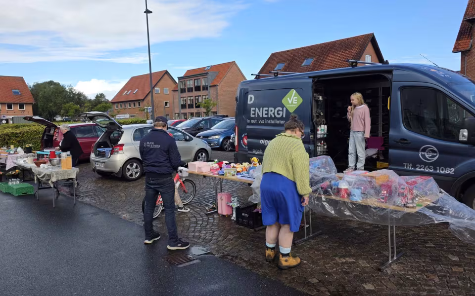 Regnen lagde en dæmper på Torvedagen i Ølgod, men ikke på humøret - Se billeder fra dagen