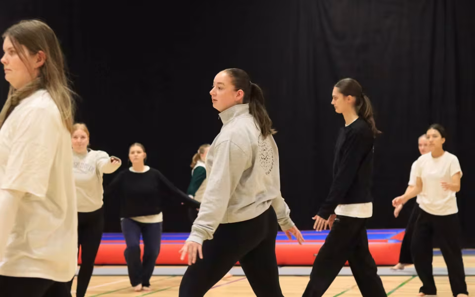 Forventningsfulde gymnaster gør klar