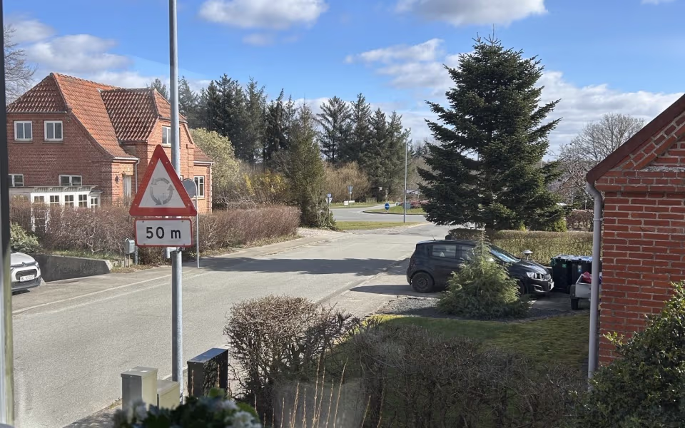 Villaen på Skolegade 10 i Ansager er sat til salg. Huset på 104 m² har have, to stuer, tre værelser og en tør kælder med højt til loft.
