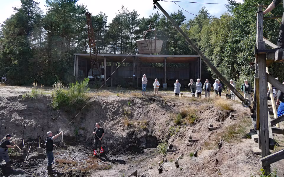 44 på sogneudflugt med stop i brunkulslejrene