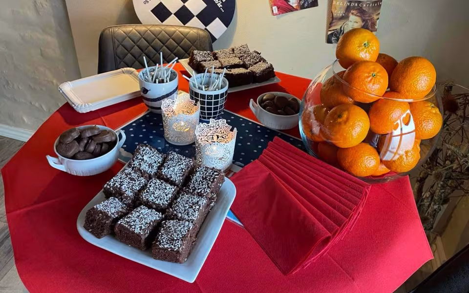 16 efterskoleelever og 2 lærere modtog lørdag det indsamlede beløb og hyggede med kage, chokolade og sodavand. Alle kom juleklædt og med godt humør.