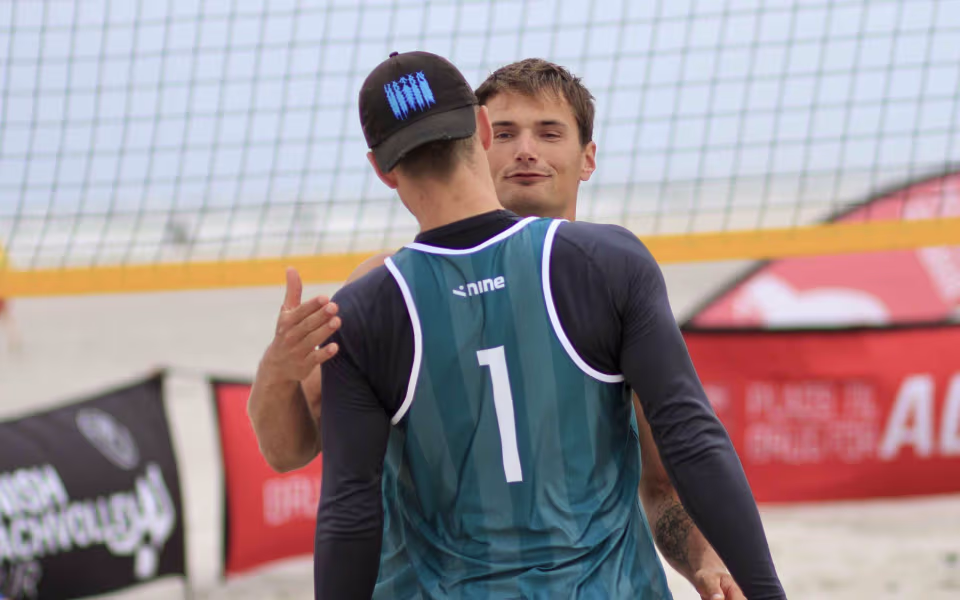 Vestenvinden udfordrer beachvolley-eliten