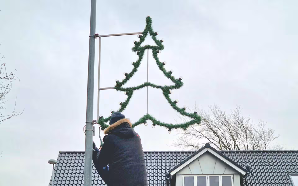 Tistrup by siger farvel til julen, julelysene taget ned