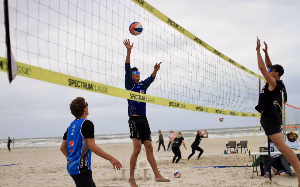 Vestenvinden udfordrer beachvolley-eliten
