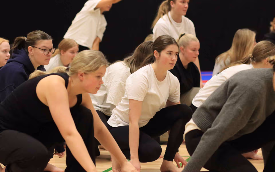 Forventningsfulde gymnaster gør klar