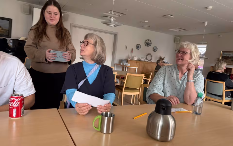 Efterskoleelever med på gåtur og banko