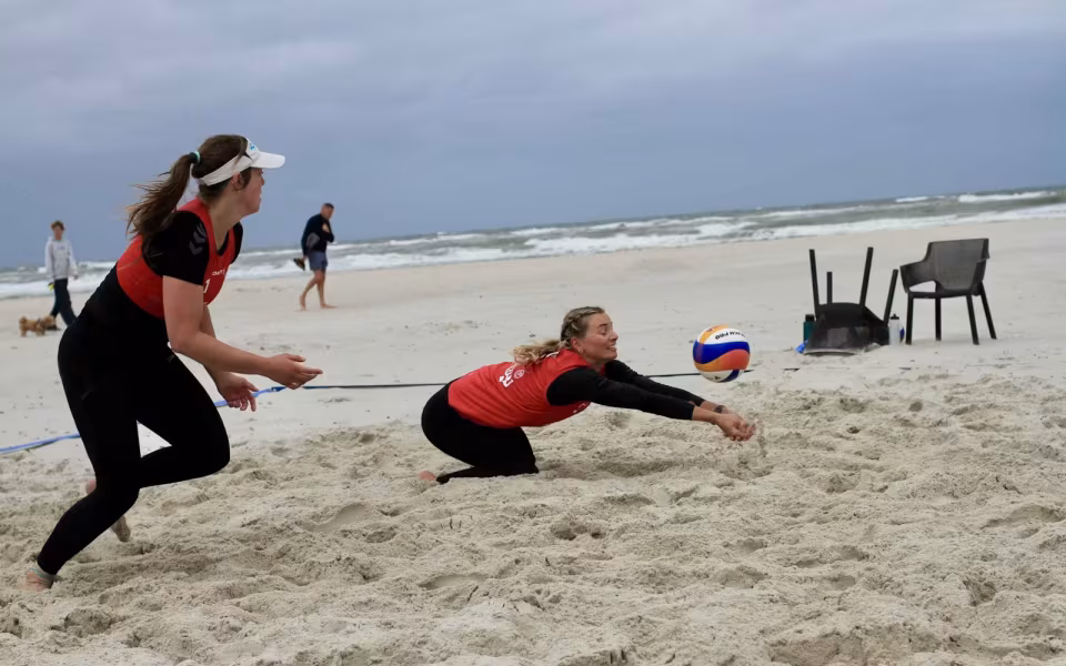 Vestenvinden udfordrer beachvolley-eliten