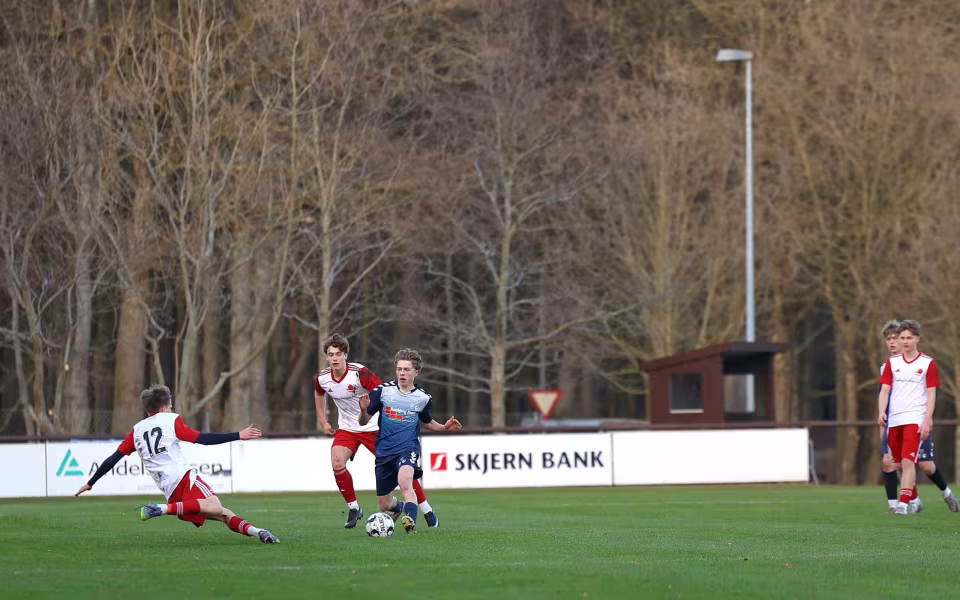 HTS U19 vinder 5-1 over SGI. Se de mange billeder.