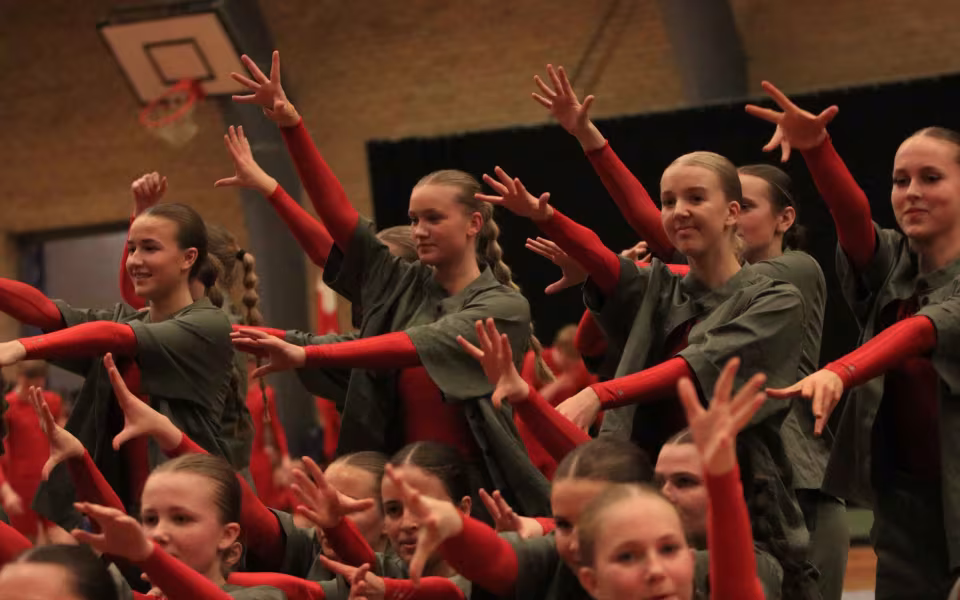 Farverig opvisning lyser Sportspark op