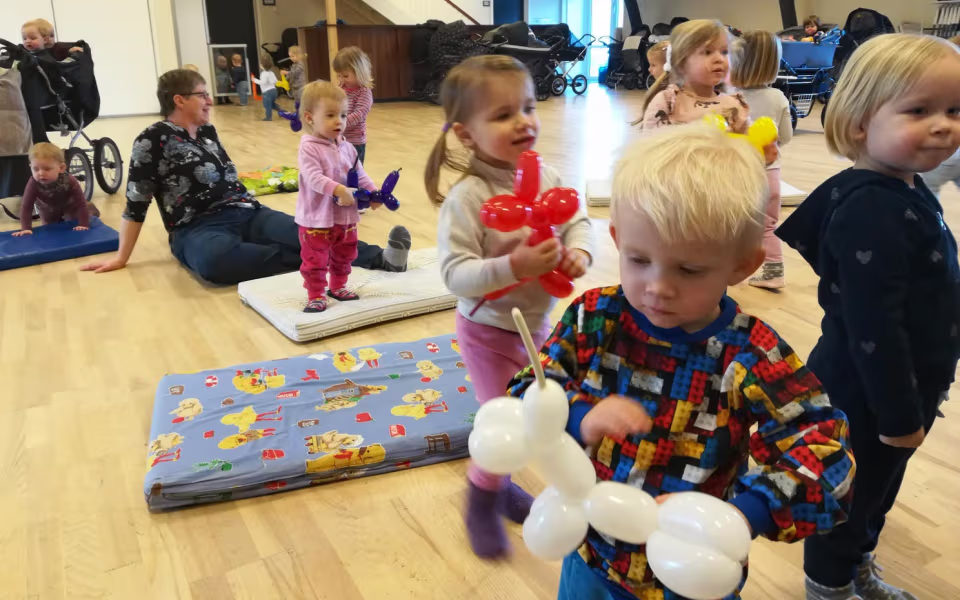 Dagplejen sammen med Ballonklovnen i Skovlund kulturhus