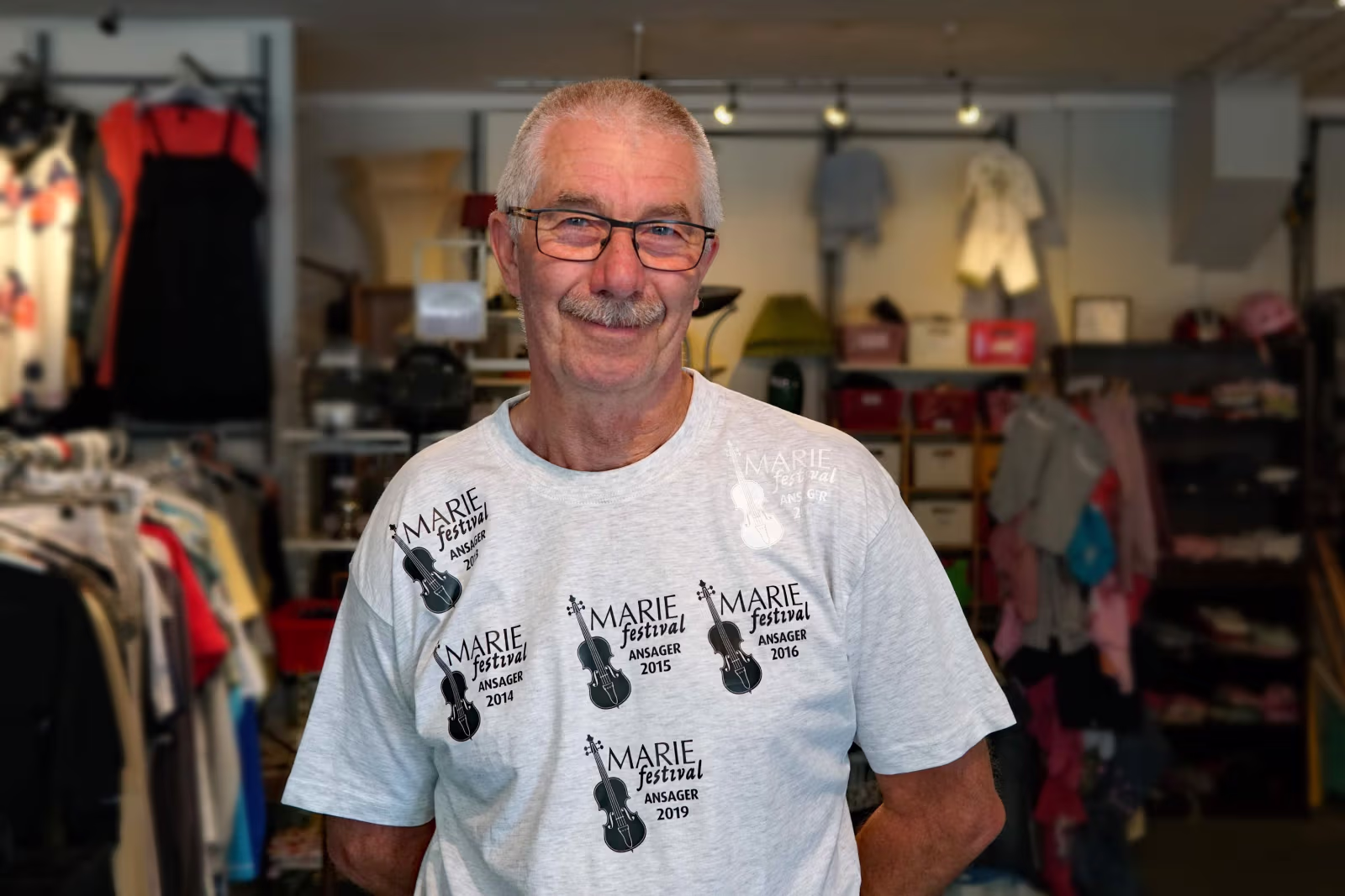 Arne Jensen fra Svinninge med sin festival t-shirt og de 6 logoer, 5 sorte og en hvid