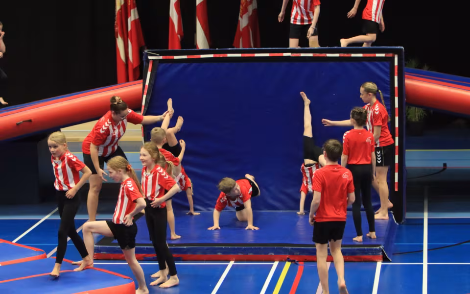 Salto Kids charmerer ved Helleopvisning