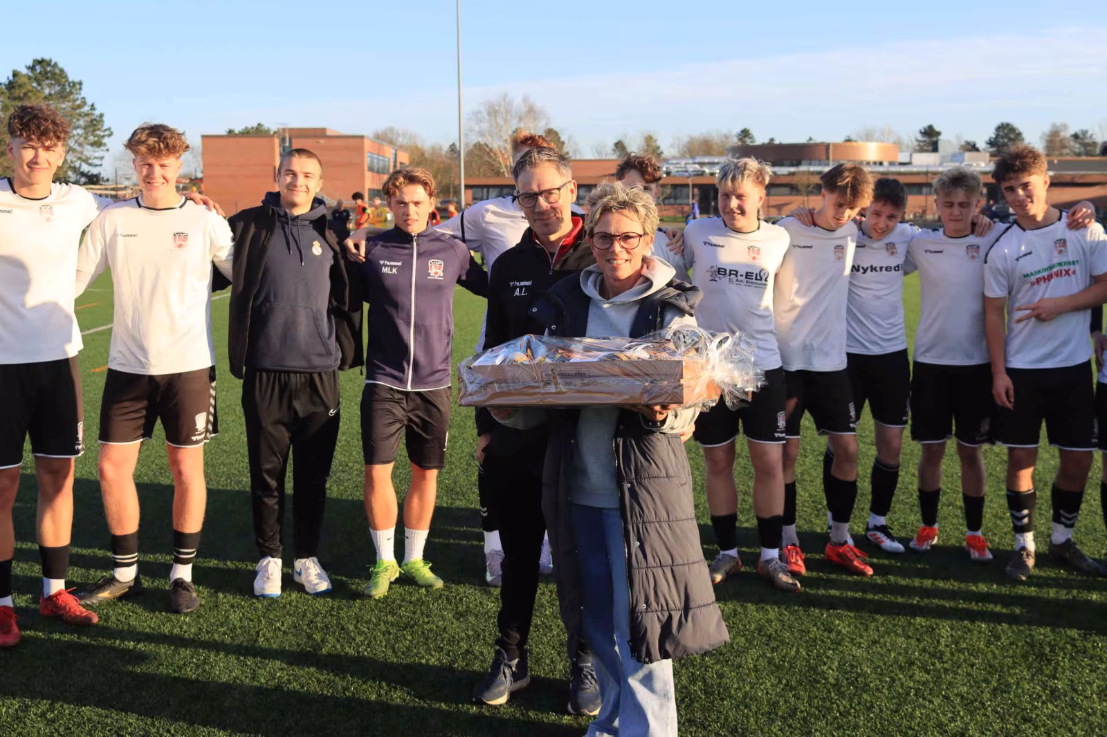 Dorthe og Allan foran U-19 Drengene