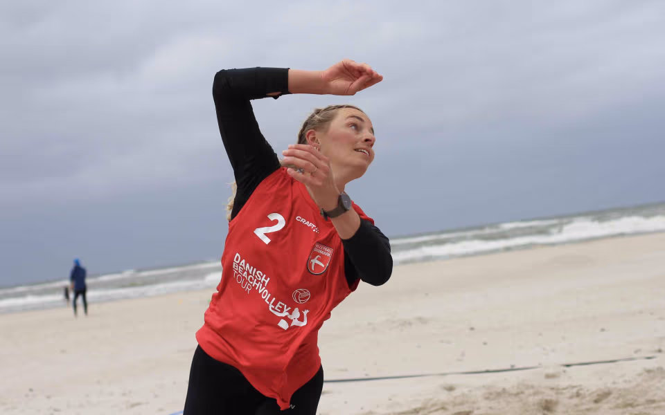 Vestenvinden udfordrer beachvolley-eliten