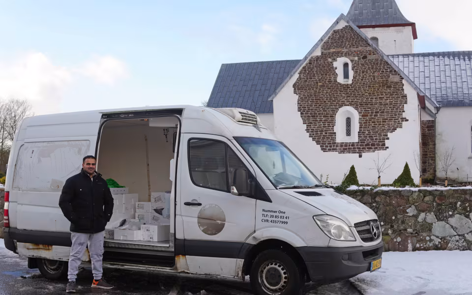 Rael Madi's fiskebil parkeret mellem Min Købmand og Ansager Kirke, et ugentligt onsdagsmarked for friske fisk og skaldyr i byens hjerte