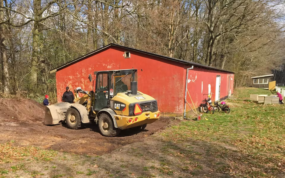 Efter en træningstur rundt i omegnen, holder rytterne rast ved de to nye borde/bænkesæt på stadion, hvor MTB-ruten starter