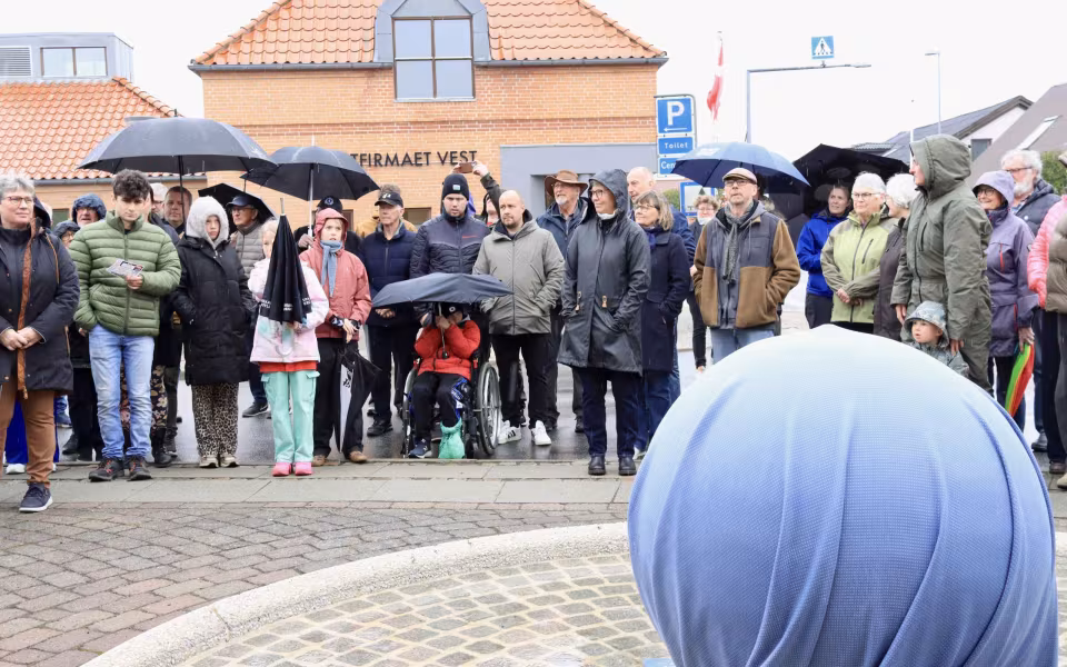 Frello-gruppen afslører Blå Kugle kunstværk