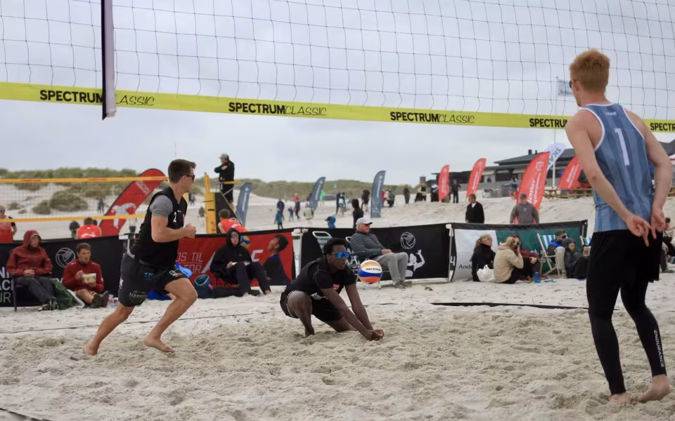 Vestenvinden udfordrer beachvolley-eliten