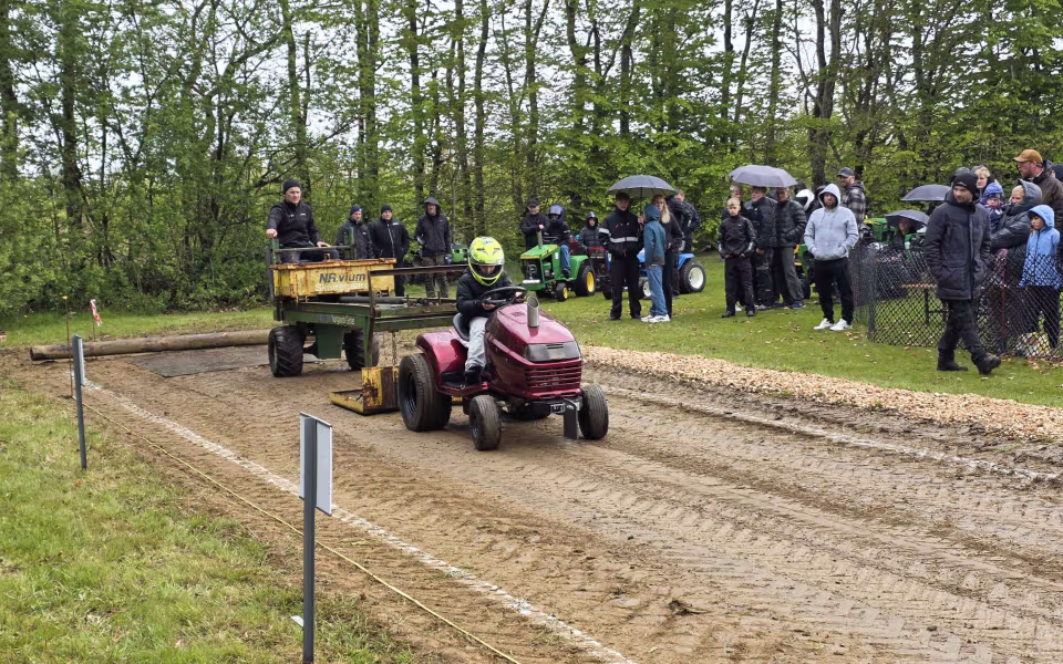 Havetraktortræk trak publikum til Krusbjerg Stadion – Se de mange billeder