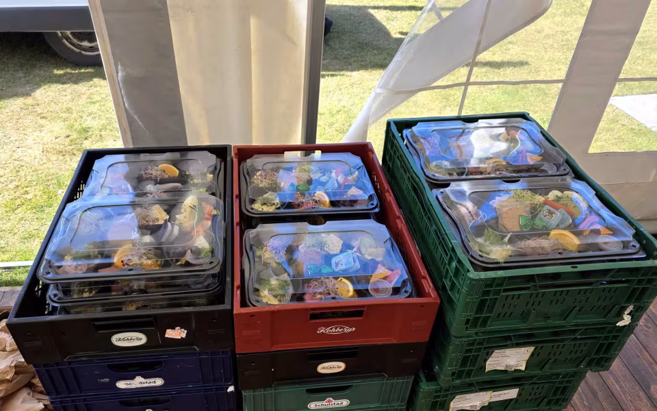 Sommerstemning og glade mennesker til sommerfest på Tistrup Stadion - Se billeder og filmklip..