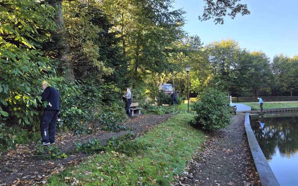 Solen skinnede fra en blå himmel, da 16 frivillige søndag den 4. oktober mødtes til arbejdsdag i Tistrup Anlæg.