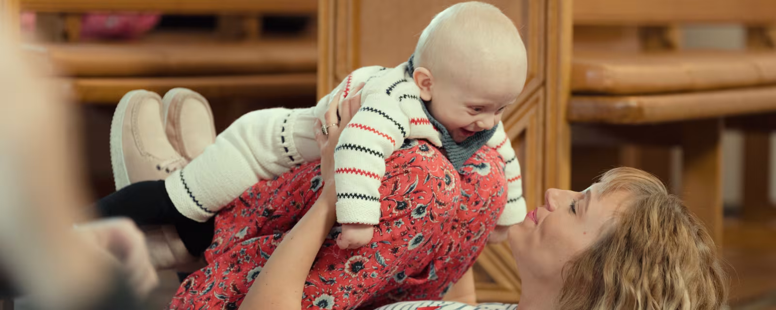Musik, sange og salmer bliver ledsaget af nærvær og leg, når babyer og voksne mødes til babysalmesang i Ansager og Skovlund.