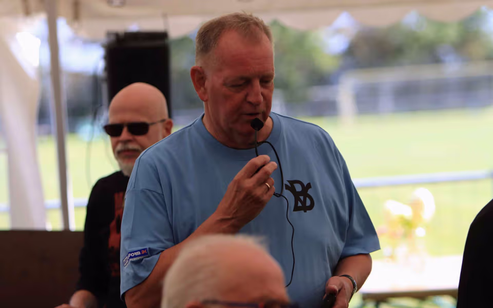 Fodboldfest på Oksbøl Stadion med glade fans og stor frivillig indsats