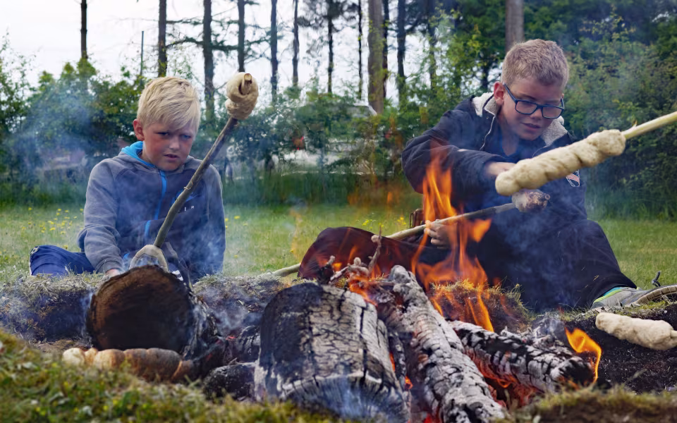 Naturglade børn på skydebanen