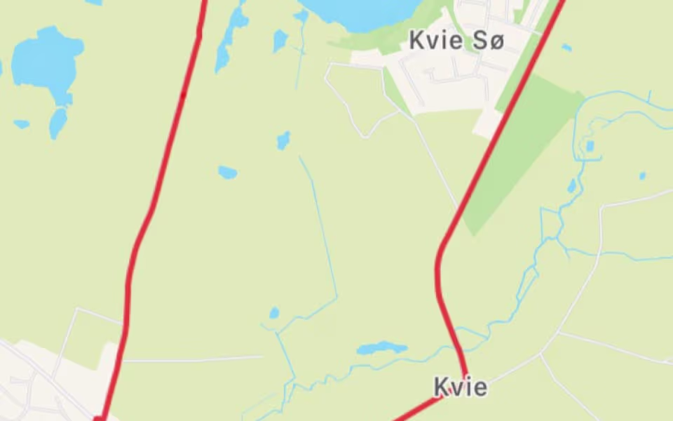 Deltagerne nød en hyggelig rast ved Kvie Sø med kaffe, snak og flot udsigt over søen.