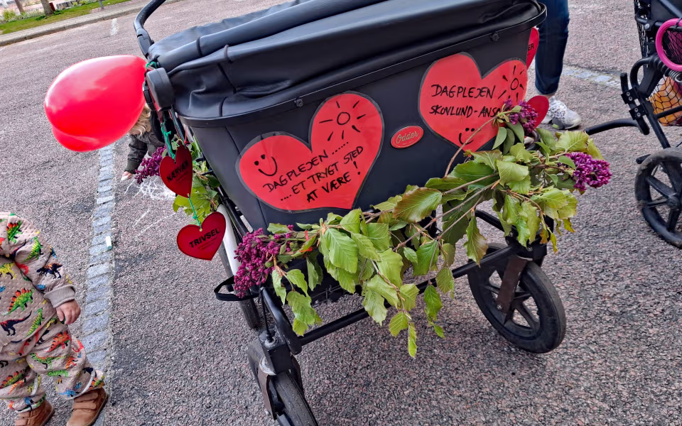 Børnene fra dagplejen spredte glæde og satte røde hjerter op rundt i Ansager for at markere Dagplejens Dag